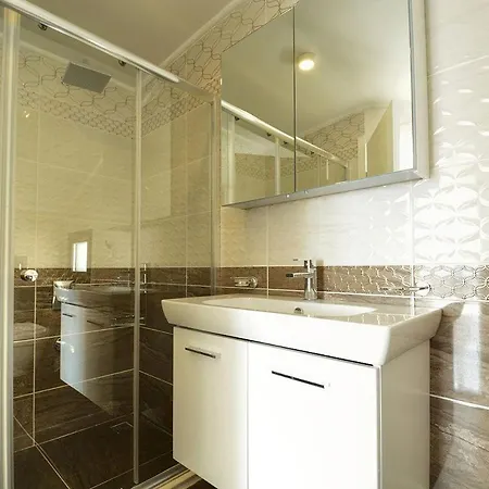 Villa Roza 3 *